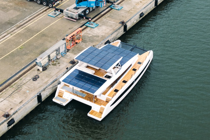 Первый корпус PY60 верфи-дебютанта Pioneer Yachts после спуска на воду в Штральзунде (Германия) - фото