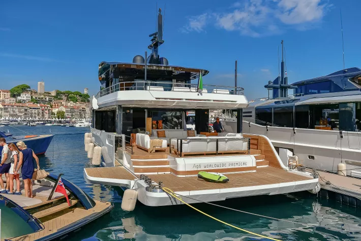 Arcadia A96 на Cannes Yachting Festival 2023 с частично раскрытой кормовой платформой. Под палубой скрыты хранилища для сибобов и другого негромоздкого оборудования - фото