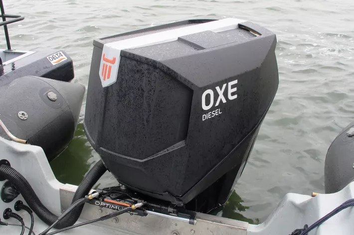 Oxe (200 л.с.) стоит
£ 36 000 (с НДС):
почти вдвое больше
бензинового аналога
и на £ 9000 —
стационарного Volvo
Penta D3 - фото