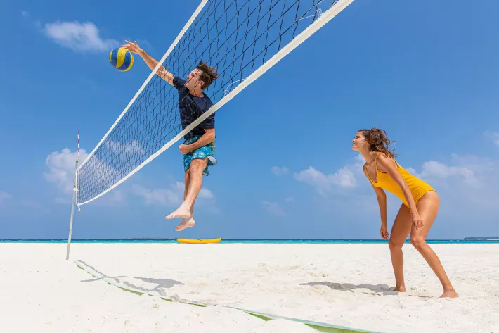 Пляжный волейбол на берегу Индийского океана. В здоровом теле здоровый дух - фото