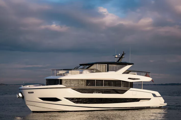 Новая модель Sunseeker Ocean 156 была представлена на Cannes Yachting Festival осенью 2024 года - фото