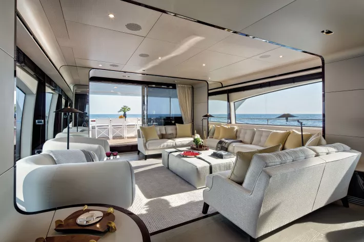 Салон яхты Azimut Grande 95 RPH.Даже внутри ощущается близость к морю: остекление от пола до потолка, светлые тона и роскошные натуральные материалы - фото
