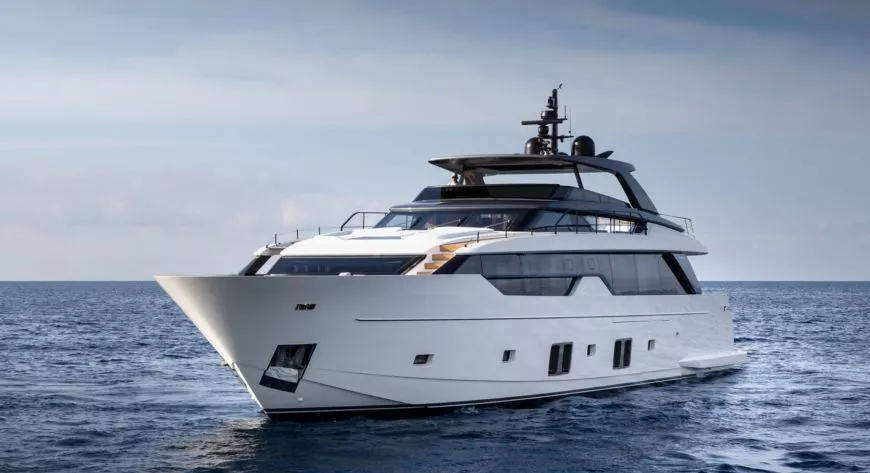 Модель Sanlorenzo SL102 Asymmetric: во внешности яхты асимметрия тщательно замаскирована - фото