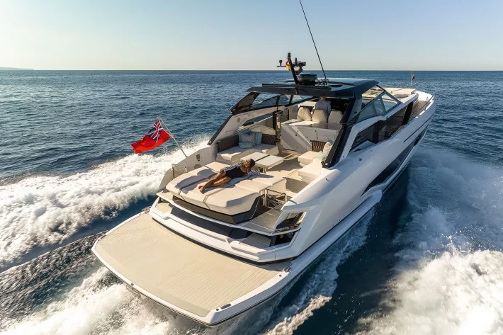 В Sunseeker Superhawk 55 удачно сочетаются высокая скорость и комфорт на борту - фото