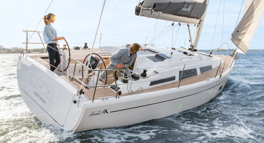 Кокпит Hanse 348 удобный и безопасный, хотя места для хранения ограничены - фото