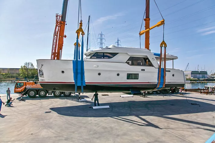 Спуск на воду на верфи модели Greenline 48 - фото