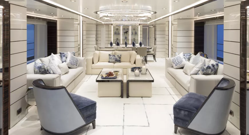Предложенный H2 Yacht Design интерьер  салона 
в современном минималистичном стиле - фото