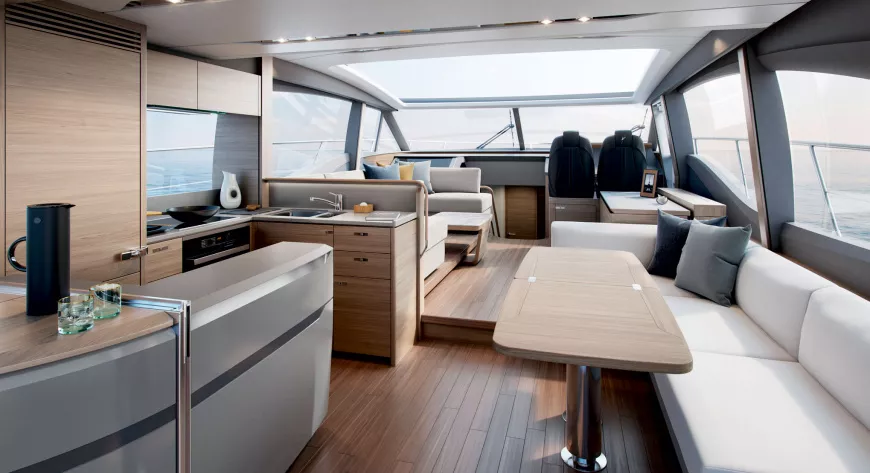 Салон Princess V65: 
камбуз в кормовой 
части имеет барную 
стойку, обращенную 
в кокпит - фото