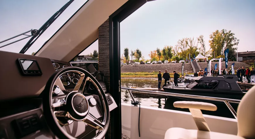 Пост управления 
Galeon 400 Fly  - фото