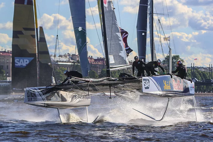 Экипаж Red Bull Sailing Team во время тренировки на дистанции. В первый день гонок они были на 5-м месте - фото