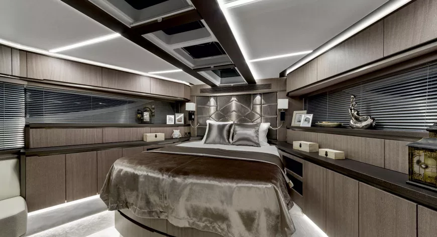 Носовая VIP-каюта 
с верхними люками  
и отдельным входом - фото