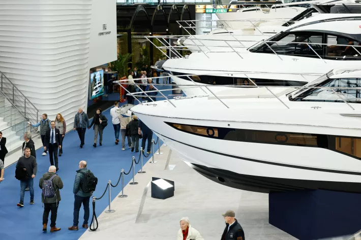 Зал № 6 был отдан под экспозицию Super Yacht Show. Среди участников здесь блистали Princess, Ferretti, Azimut, Sunseeker, Sanlorenzo и другие крупнейшие игроки рынка - фото
