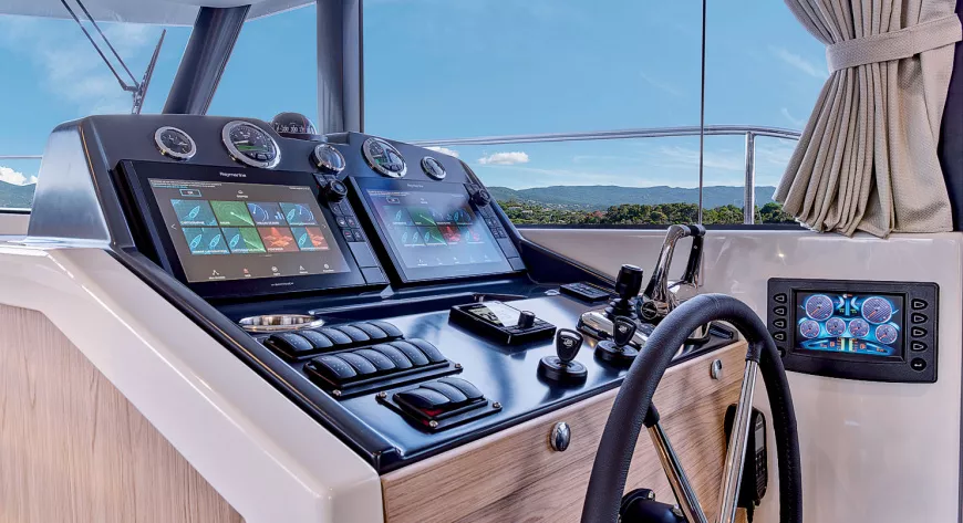 Рулевая консоль. Такое расположение МФД Raymarine 12'' гарантирует легкое считывание информации   - фото
