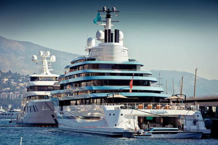 Feadship Aquarius (92 м, на дальнем плане) и Oceanco Jubilee (110 м) демонстрируют, 
на что способны голландские верфи - фото