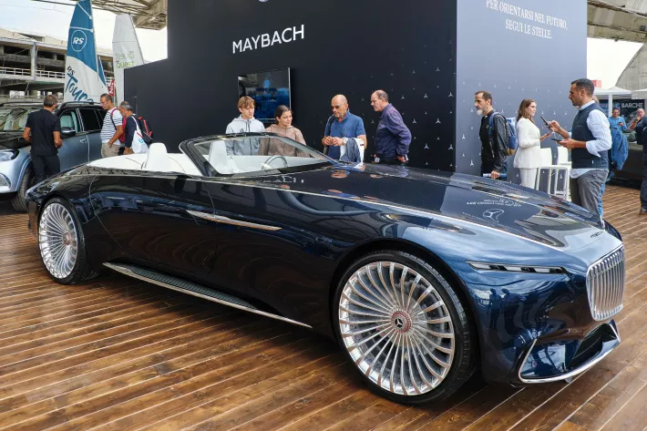 Премиум-автомобили и предметы роскоши составляют неотъемлемую часть Морского салона - фото