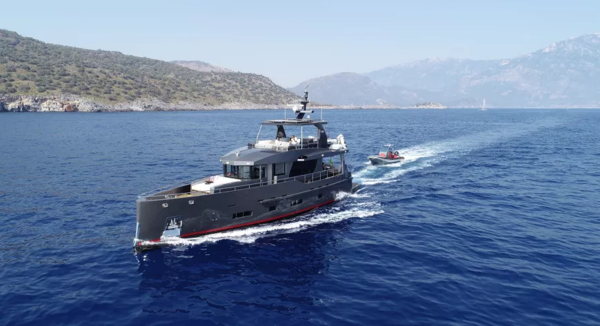 Суда экспедиции Bering Yachts — моторная яхта и тендер за кормой - фото