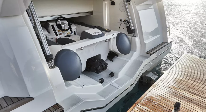 Большой кормовой 
гараж на корме 
Prestige 590S 
с системой спуска/
подъема, которая 
задействует 
погружную транцевую 
платформу - фото