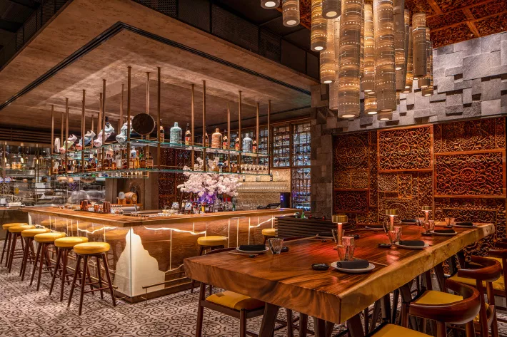 На территории  курорта Raffles the Palm Dubai много очень стильных баров и ресторанов разной концепции - фото