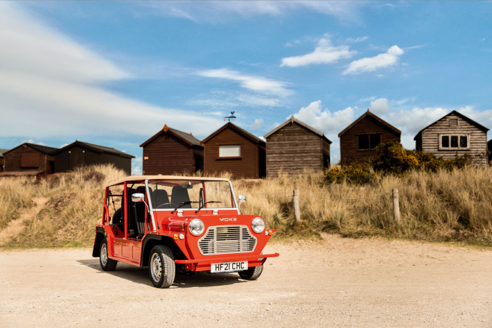 Mini Moke на пляже: хоть и маленький, но вполне  настоящий автомобиль для четверых, да еще и с тентом от солнца - фото