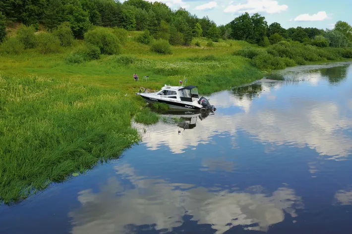 Экспедиционный катер «Поморъ» (Silver Eagle 650) у Касимовского берега на Оке - фото