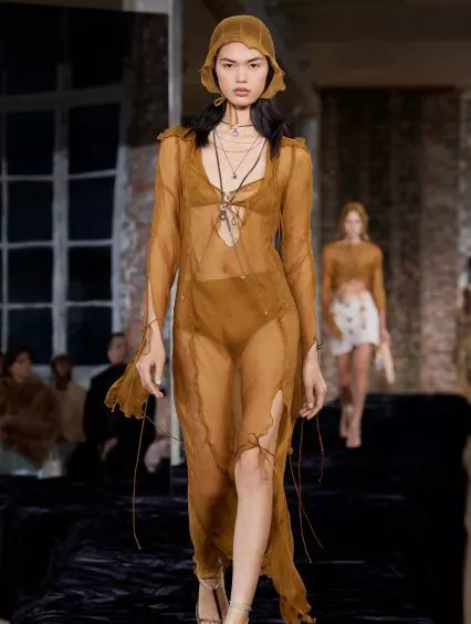 Женственный образ от Acne Studios, где прозрачность добавляет игривости, а чепчик — скромности. Обратите внимание на обилие завязок. Acne Studios, Paris Fashion Week - фото