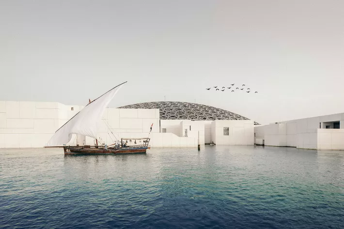 Louvre Abu Dhabi приводит в восторг даже тех, кто не любит ходить по музеям и скептически относится к их филиалам. Поражает само здание-купол, пронизанное солнцем и похожее на кружевное покрывало. Проектировал его великий француз Жан Нувель - фото