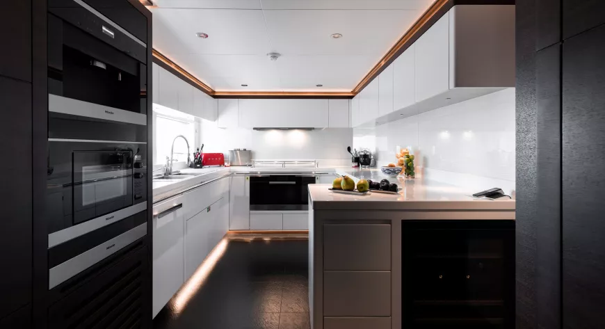 Оборудованный 
техникой Miele 
просторный камбуз 
на главной палубе - фото