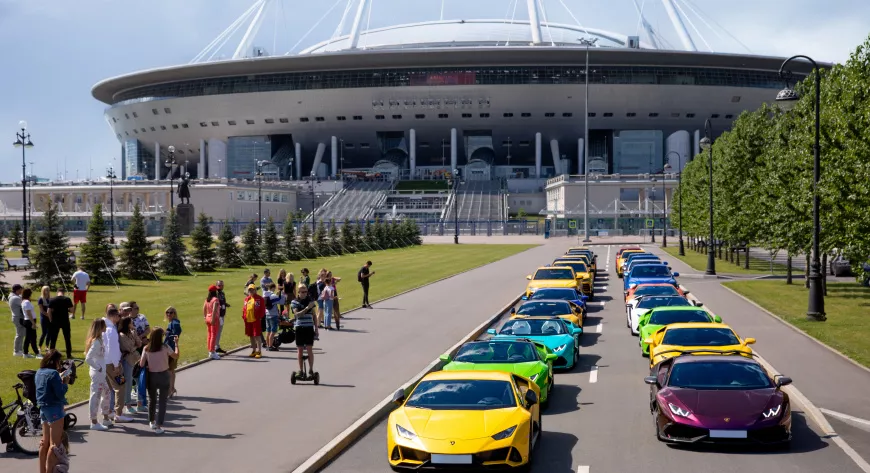 24 разноцветных 
автомобиля 
легендарного 
итальянского бренда 
нечасто увидишь 
в одном месте в одно 
время - фото