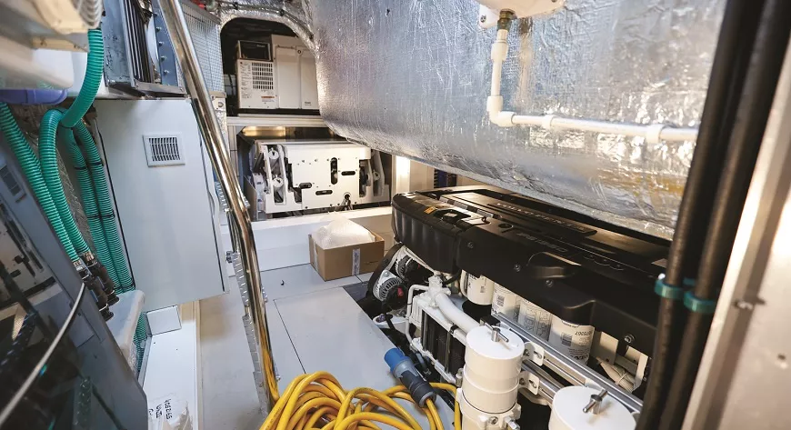 Единственный компромисс — небольшое пространство над двигателями. Это «плата» за просторный гараж для тендера - фото