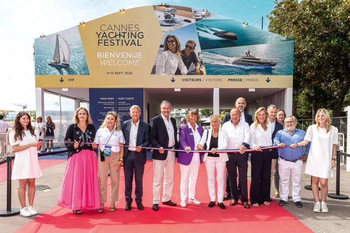 Директор Cannes  Yachting Festival Сильви Эрну (в лиловом жакете в центре) провела в 2025 году свою последнюю выставку  - фото