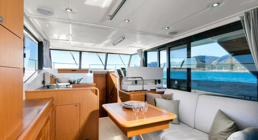 Большой и светлый салон видишь на всех Beneteau Swift Trawlers - фото