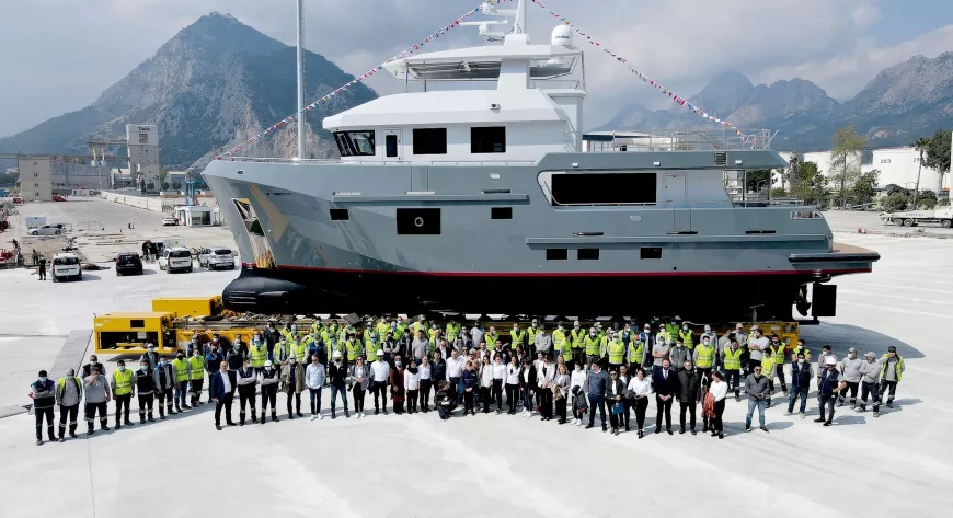 Команда Bering Yachts на фоне экспедиционной яхты Bering B77 перед спуском судна на воду  - фото