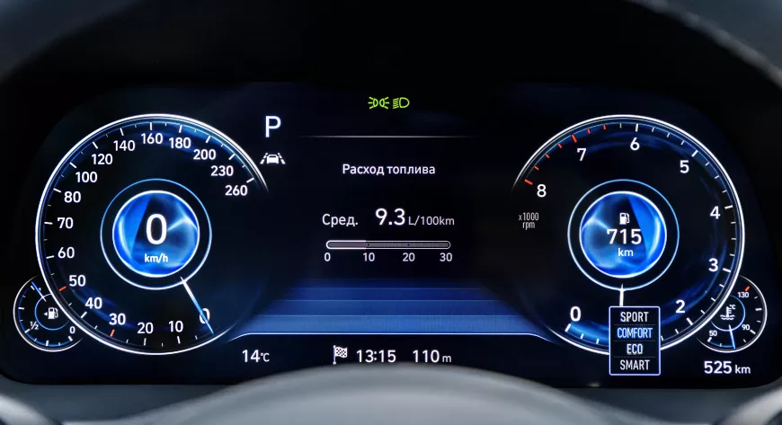 Цифровая 
приборная панель 
настраивается 
индивидуально 
в зависимости 
от стиля вождения. 
Красная подсветка 
включается 
в спортивном 
режиме - фото