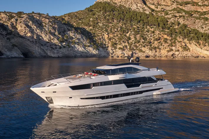 Astondoa 110 Century. Длина 33,50 м, ширина 7,00 м, водоизмещение 122 т, мощность 2 × 2186 л.с., макс. скорость 24 узла - фото