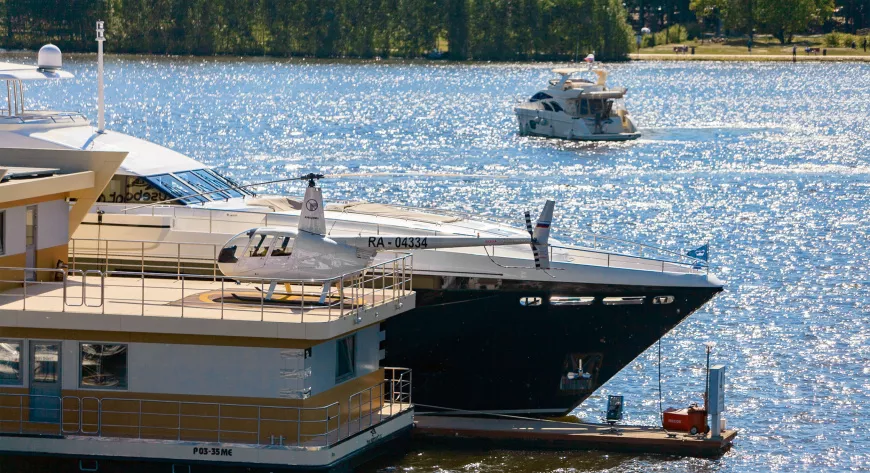 Royal Yacht Club 
способен принимать 
очень крупные суда. 
На фото — 
британская 
Princess 40M 
и 20-метровый 
хаусбот Heliboat 209 
российской 
постройки - фото