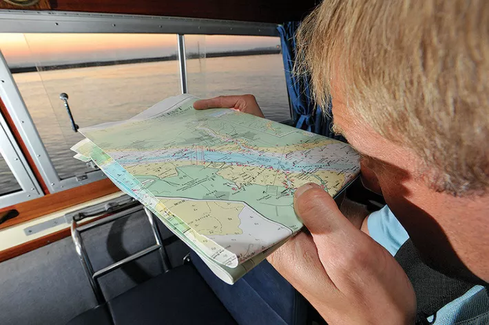 Рис. 3 Подняв карту на уровень глаз, проще понять, как огни могут выглядеть на воде   - фото