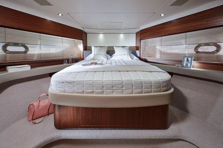 Интерьер VIP-каюты в носовой части Princess F55 — просторный, комфортный, уютный - фото