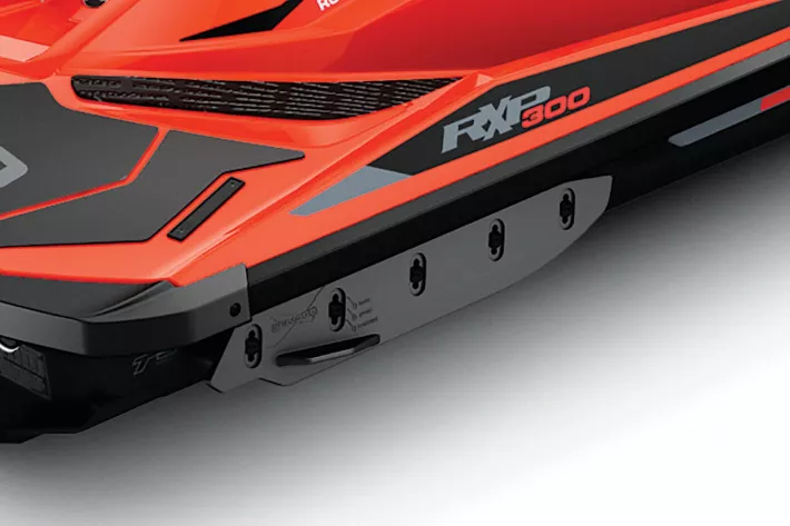 На RXP-X 300 установлены
регулируемые спонсоны,
которые можно заменить
на другие, например
разработанные специально
для гонок - фото