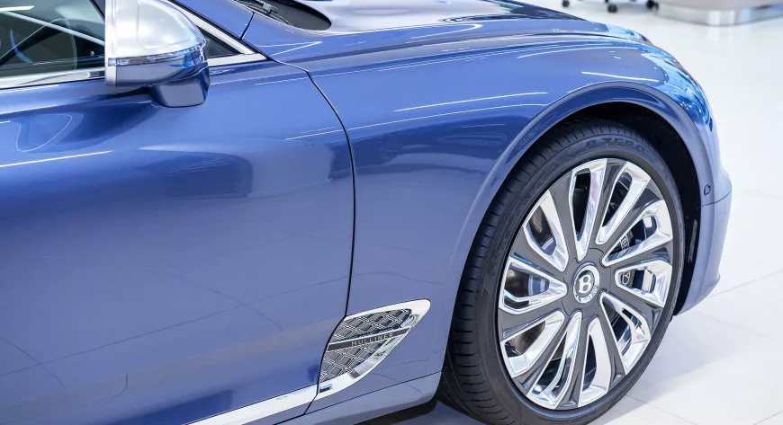 Новые 22-дюймовые 
диски Mulliner снабжены 
самовыравнивающимися 
центральными вставками, 
так что фирменная литера 
«B» всегда оказывается 
в вертикальном положении - фото