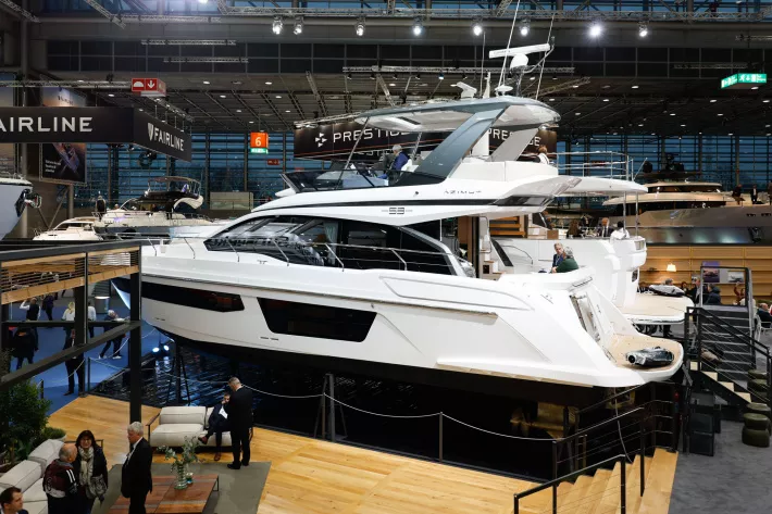На стенде Azimut, помимо новой модели S7, были представлены Fly 53 (на фото), Fly 78 и Magellano 66  - фото