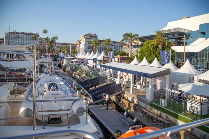 Princess Yachts традиционно занимает место на набережной напротив Дворца фестивалей - фото