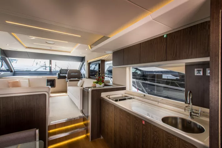В интерьерах Majesty 62 использованы мореный эвкалипт, родосский дуб, кожа особой выделки - фото