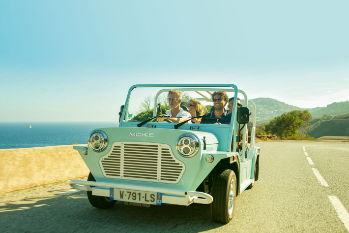 Электрический Mini Moke Californian в пути: солнце, воздух, счастливые лица и никакого выхлопа - фото