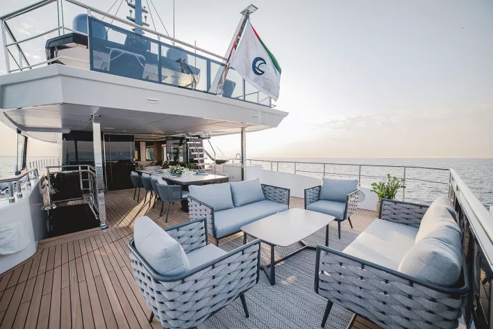 Majesty 112 Terrace — премьера бот-шоу в Дубае — получила свое название благодаря открытой террасе на фордеке, немного утопленной в палубу - фото