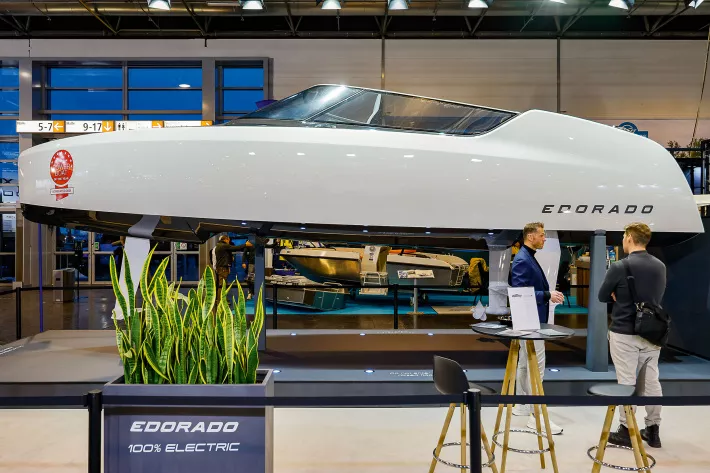 Один из шоу-стопперов выставки — электрокатер на подводных крыльях  Edorado 8S (Нидерланды)   - фото