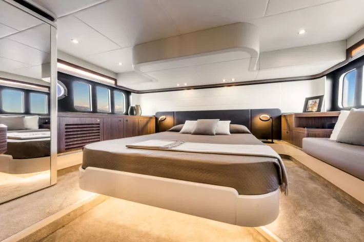 Интерьер мастер-каюты заметно выигрывает от сочетания больших окон и зеркал  - фото