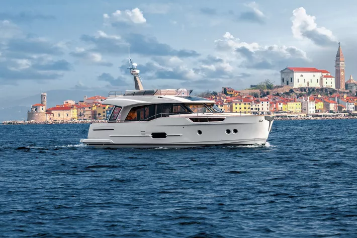 Яхта проекта Greenline 48 c гибридной энергетической установкой в акватории Дубровника - фото