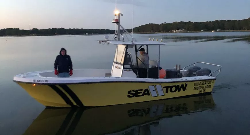 Буксировка: лодка Sea Tow приходит на помощь  - фото