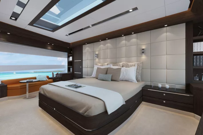 Бортовое
остекление
мастер-каюты
дополняет
открывающийся
верхний люк - фото