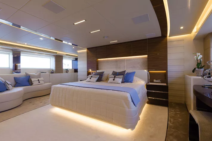 Мастер-каюта яхты Amore Mio (45 м, Heesen). Интерьер  —Cristiano Gatto Design - фото